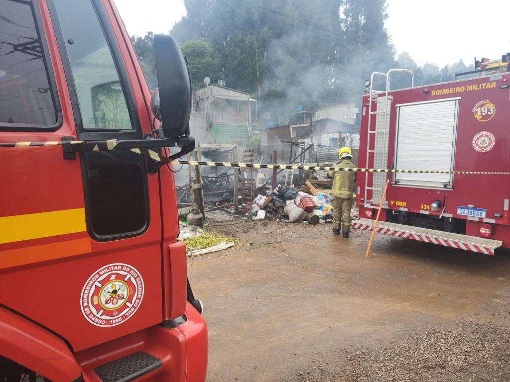 Residência é consumida por incêndio, em Farroupilha