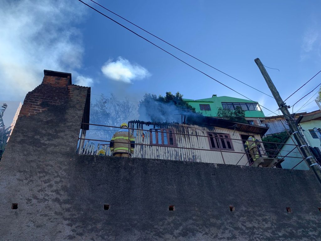 Incêndio atinge residência no Bairro Planalto, em Caxias do Sul