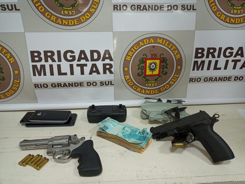 Brigada Militar prende homem por porte ilegal de armas, em Canela