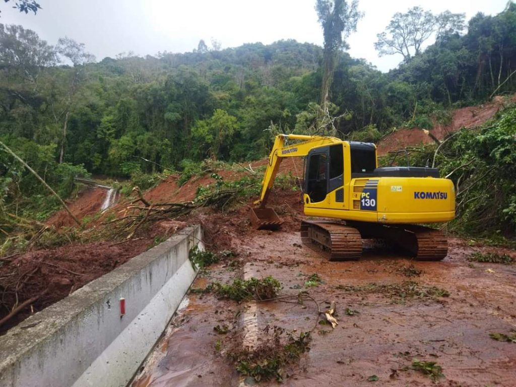 Inicia limpeza no trecho bloqueado na BR-116 entre Caxias do Sul e Nova Petrópolis