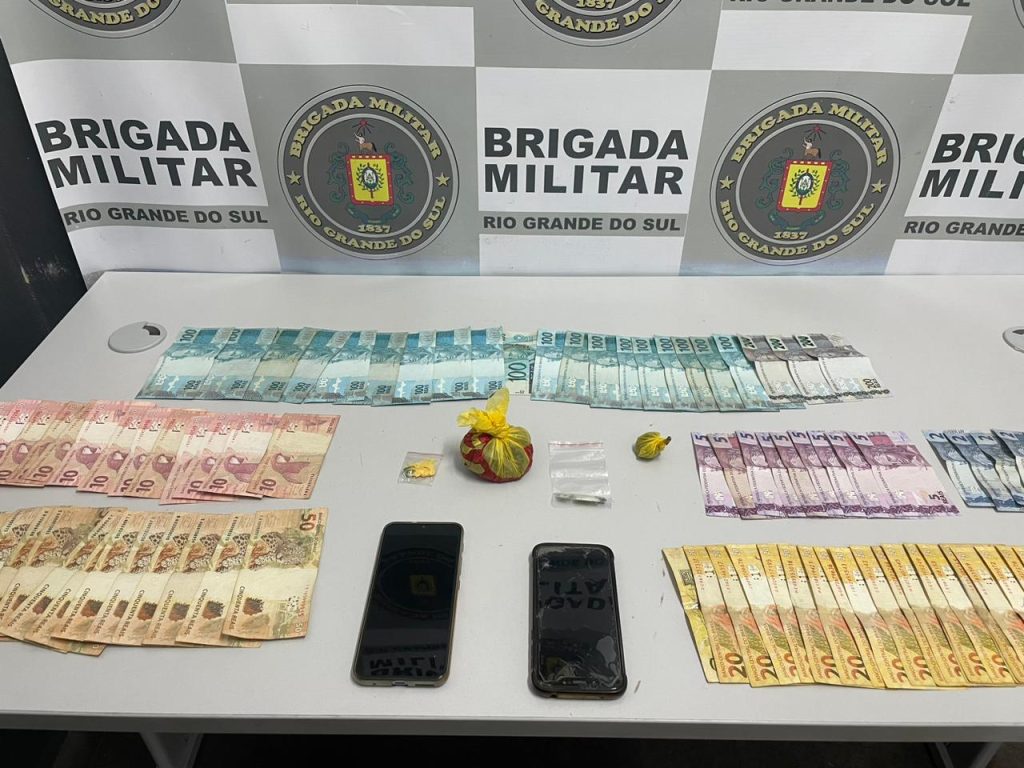 Homem é preso suspeito de tráfico de drogas no Panazzolo, em Caxias do Sul Homem é preso suspeito de tráfico de drogas no Panazzolo, em Caxias do Sul