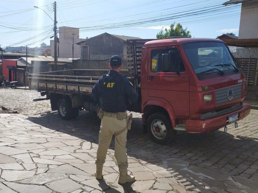 PRF prende estelionatário e recupera caminhão adquirido pelo golpe do depósito falso, em Caxias do Sul