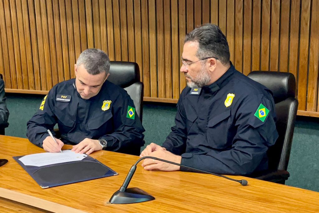 O diretor-geral da Polícia Rodoviária Federal, Fernando Oliveira (D), empossou o novo superintendente da instituição no estado (Foto: PRF)