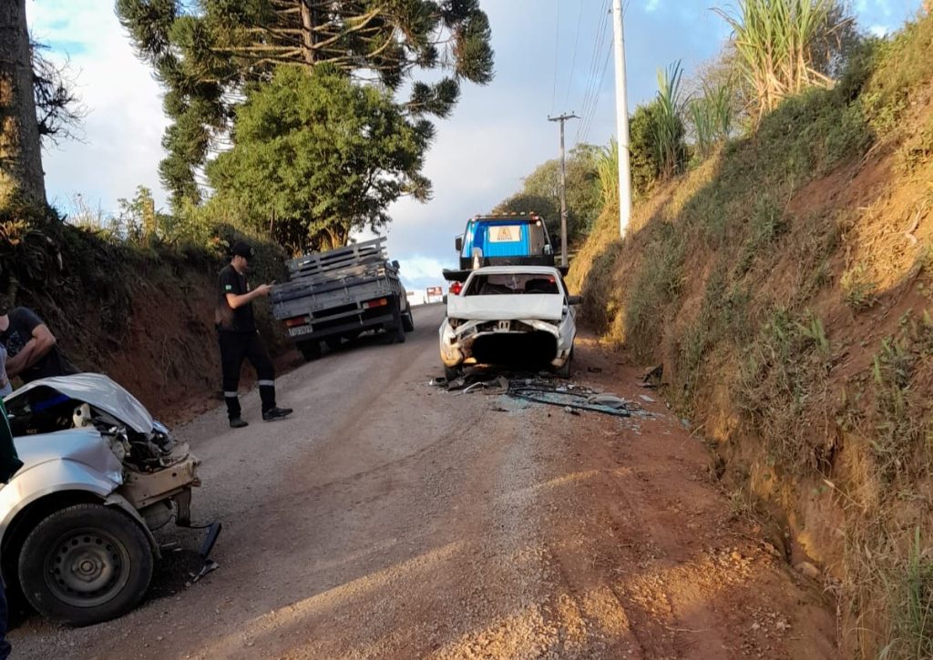 Dois veículos colidem no interior de Antônio Prado