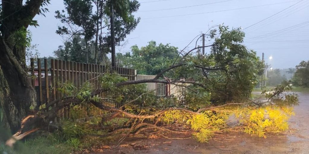 Chuva intensa e fortes rajadas de vento deixam mais de 60 mil gaúchos sem luz