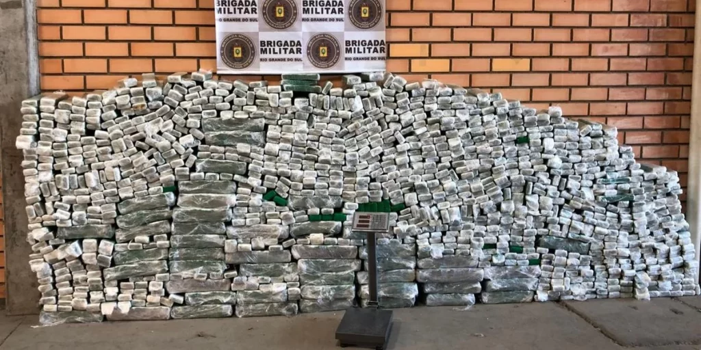 Brigada Militar apreende 858 quilos de maconha no bairro Sarandi, em Porto Alegre