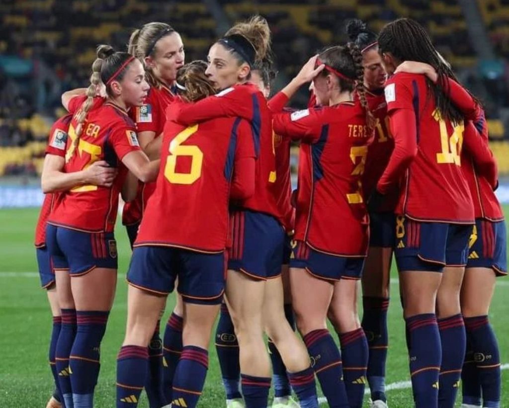 Espanha goleou a Costa Rica na estreia