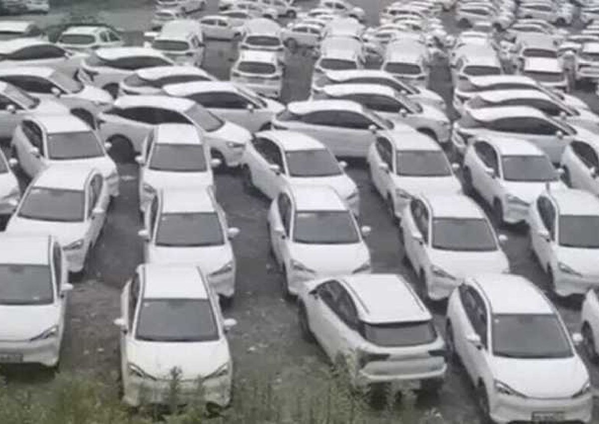Cemitério de carros elétricos na China - Foto:Divulgação