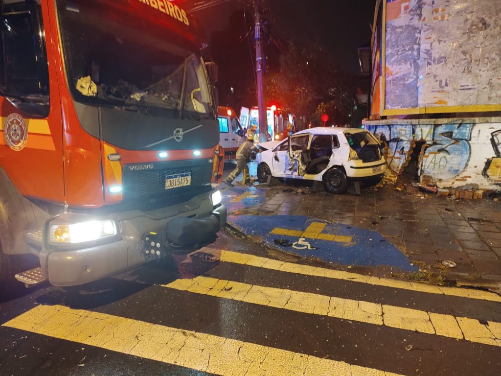 Duas pessoas ficam feridas em acidente envolvendo ônibus e carro, em Caxias do Sul Duas pessoas ficam feridas em acidente envolvendo ônibus e carro, em Caxias do Sul