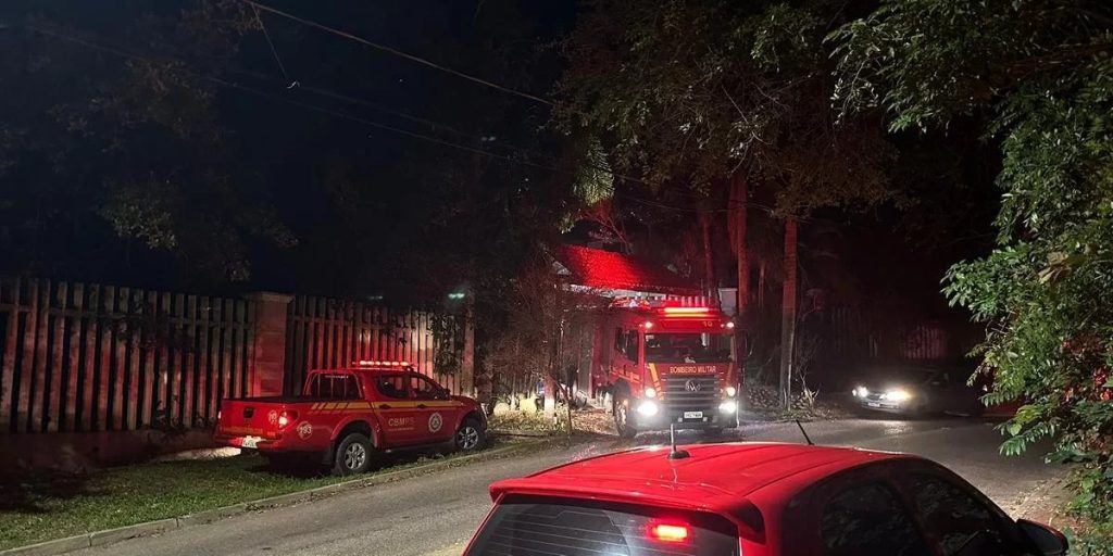 Incêndio destrói quatro lotações na zona sul de Porto Alegre