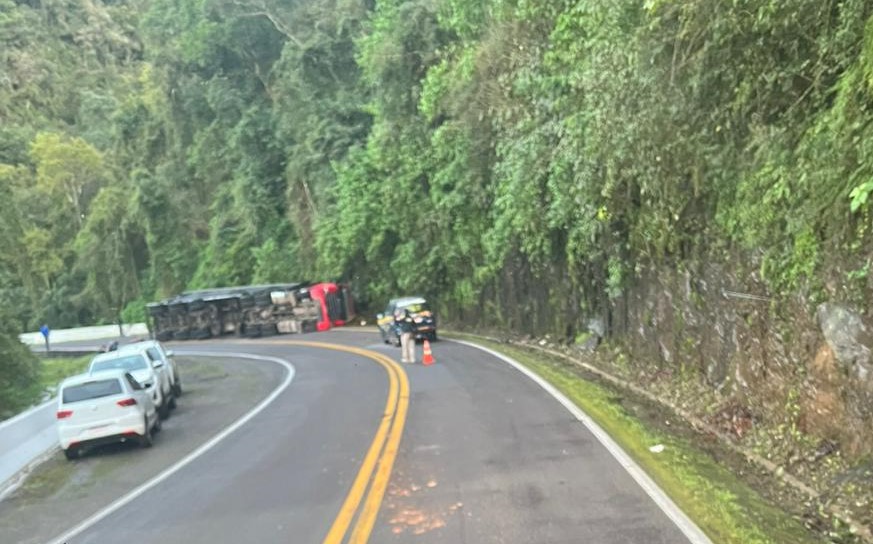 Carreta tombou no km 92 da BR-116, em Campestre da Serra