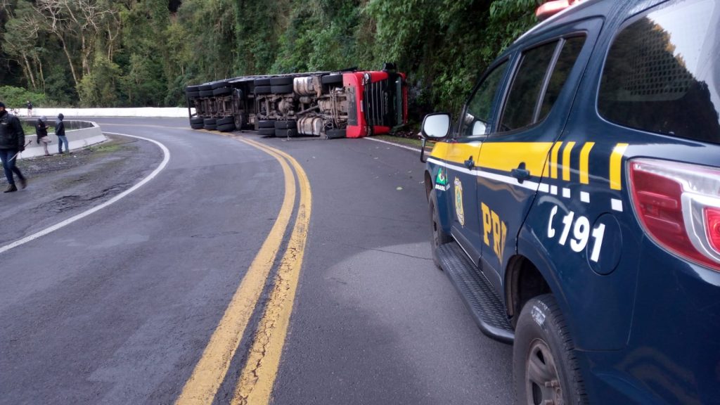 Carreta tombou no km 92 da BR-116