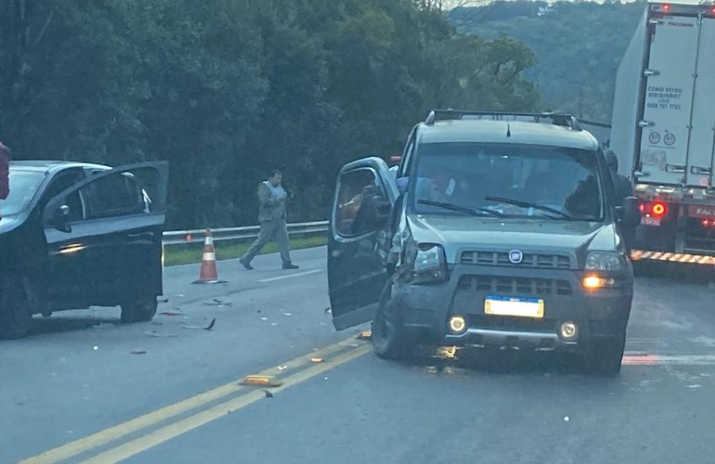 Acidente entre três veículos deixa trânsito lento na ERS-122, em Caxias do Sul