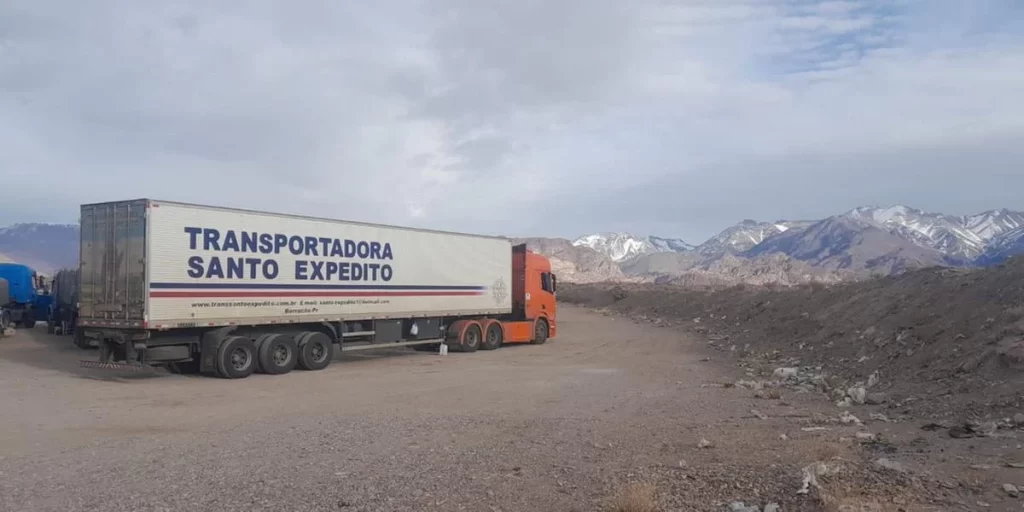 Nevasca: Caminhoneiros gaúchos são liberados para sair da Cordilheira do Andes