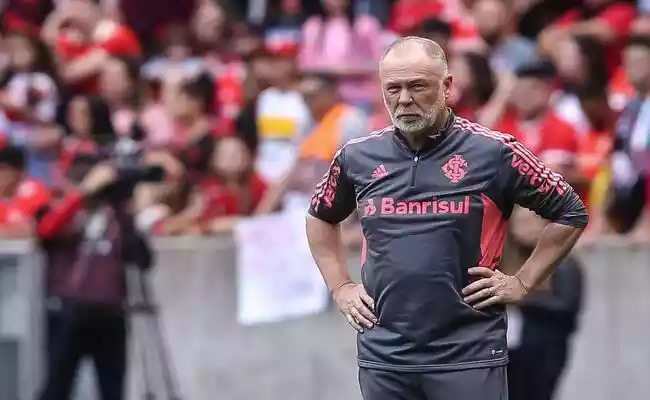 Mano Menezes deixa o comando técnico do Inter