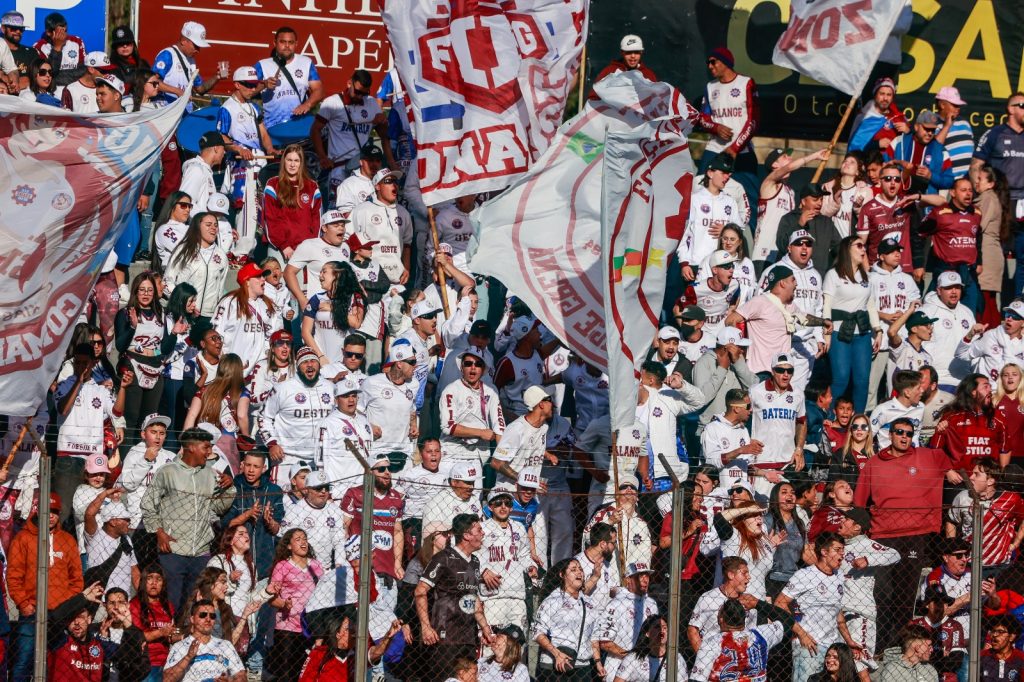 Torcida grená promete lotar o Centenário contra a Portuguesa-RJ