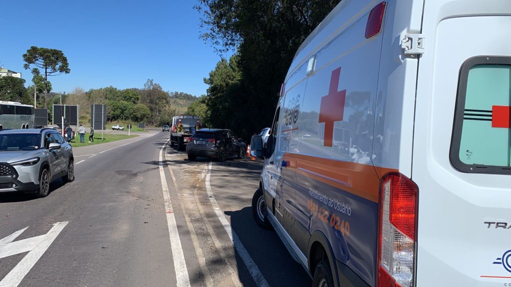 Dois carros e caminhão