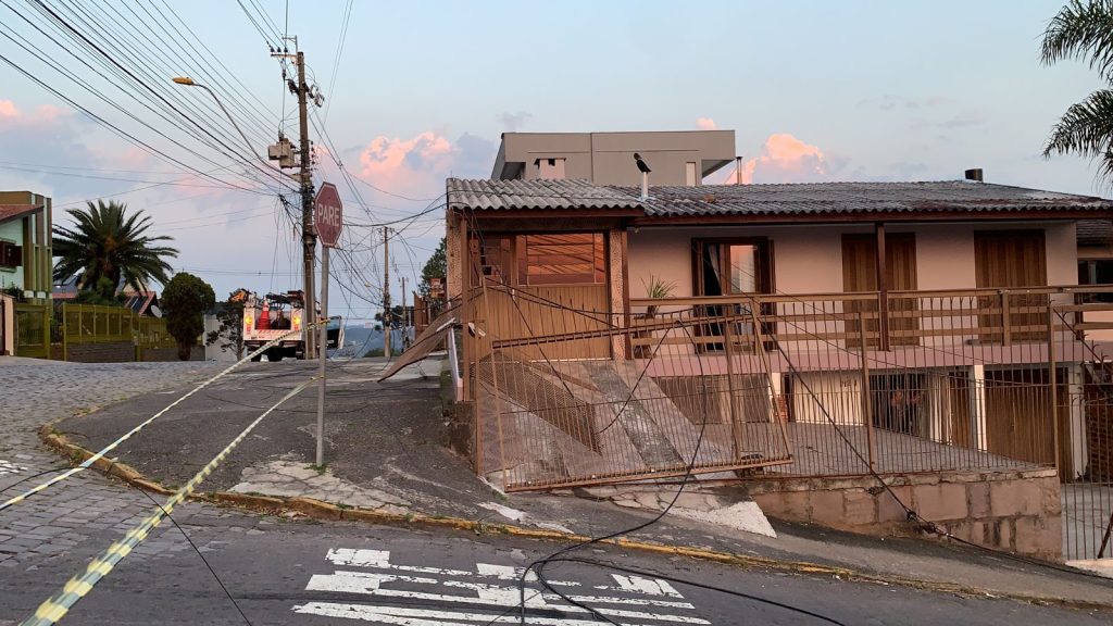 Caminhão derruba fios de energia elétrica e bloqueia trânsito em cruzamento no Esplanada, em Caxias
