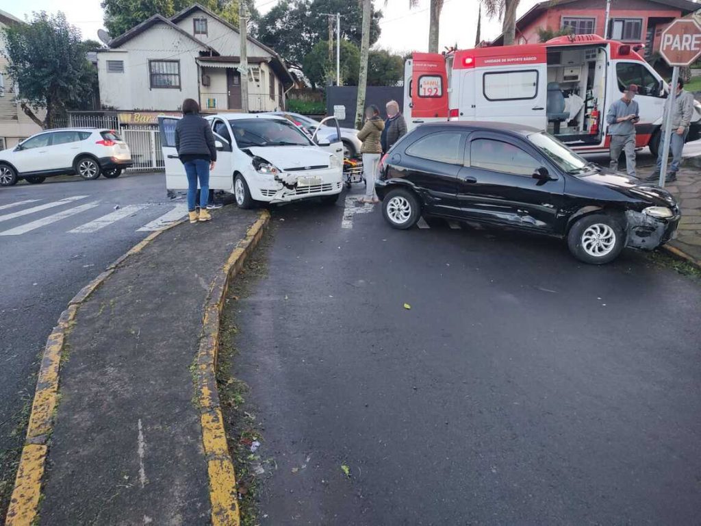 Acidente entre dois carros deixa o trânsito lento na Rua Bortolo Zani, em Caxias do Sul