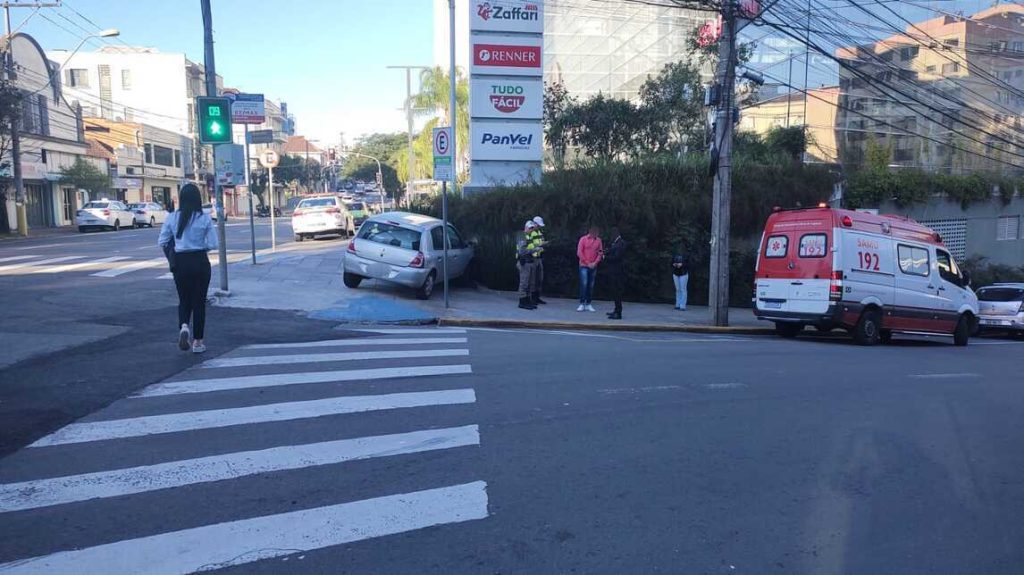 Mulher fica ferida após ser atropelada na calçada em Caxias do Sul