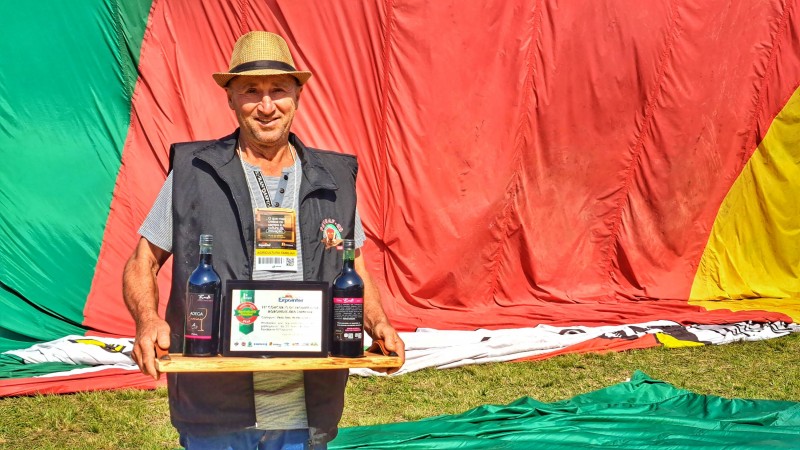 Aldermir Carrini venceu o concurso de melhor vinho tinto de mesa seco - Foto: Fernando Dias