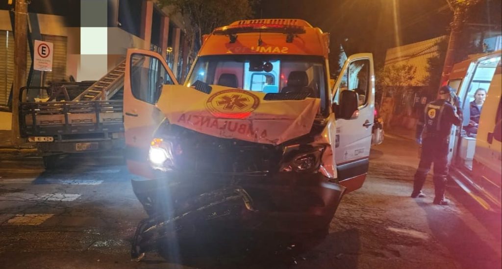 Acidente envolve ambulância no bairro Botafogo, em Bento Gonçalves