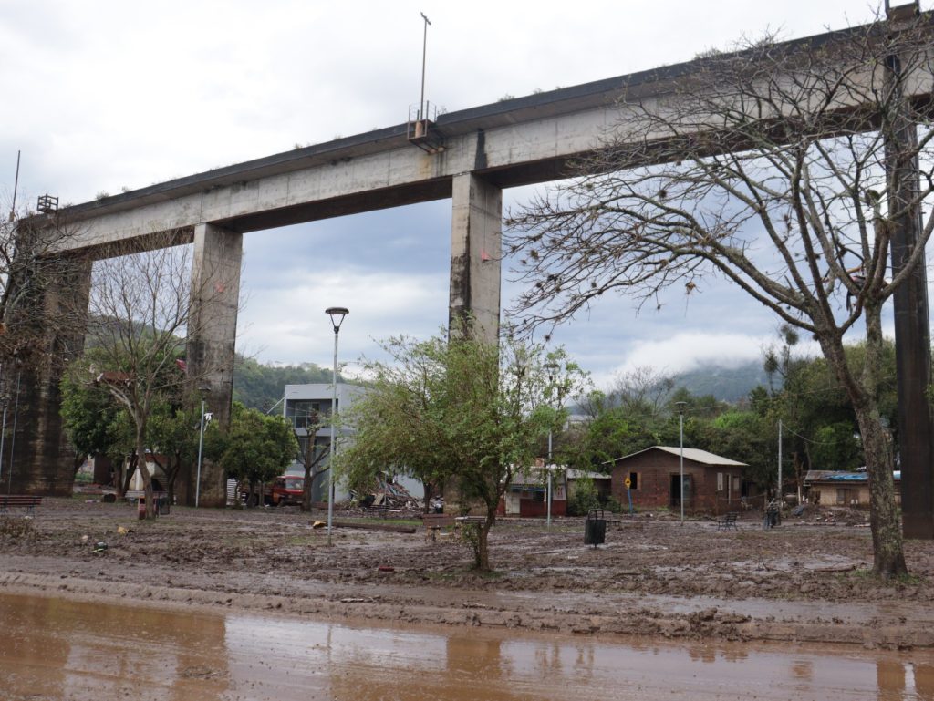 Mais de mil pessoas seguem desabrigadas após enchentes no RS