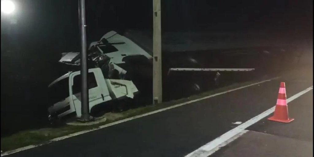 Passageiros de veículo em pane morrem em colisão envolvendo dois caminhões em Gravataí
