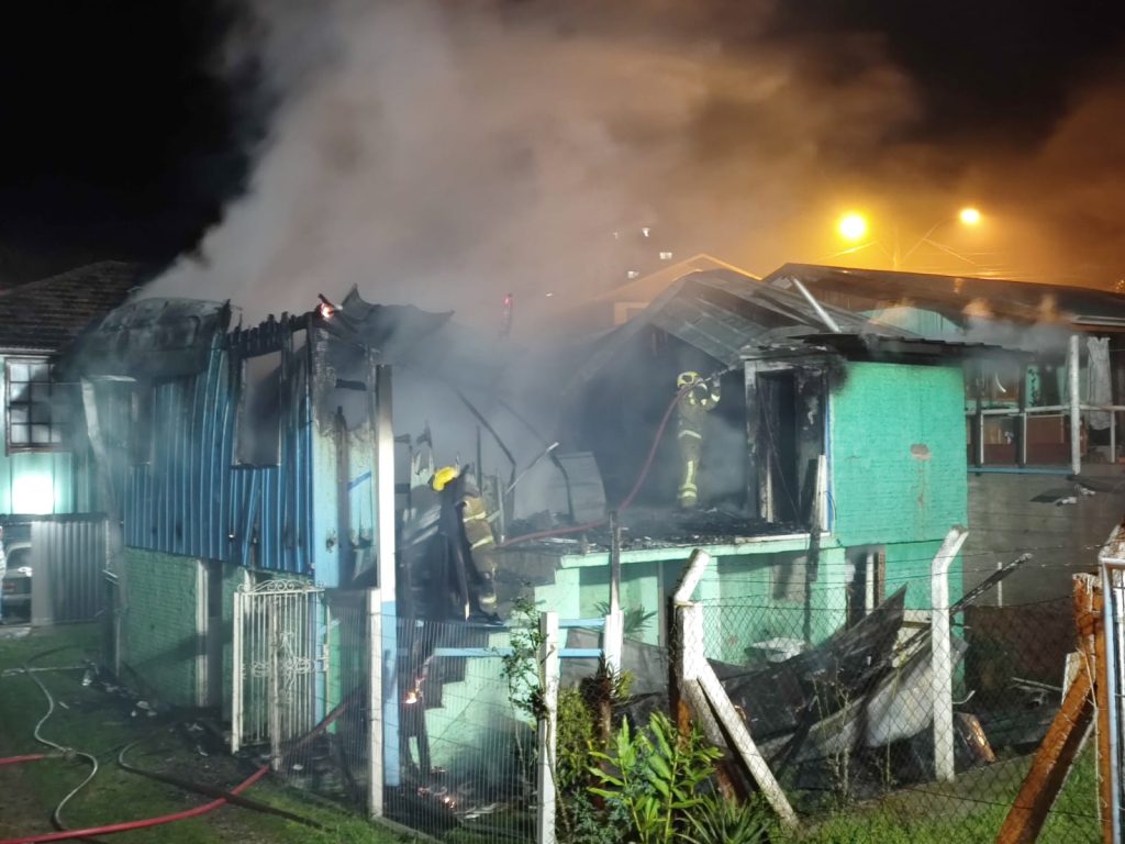 Incêndio destrói residência em Flores da Cunha