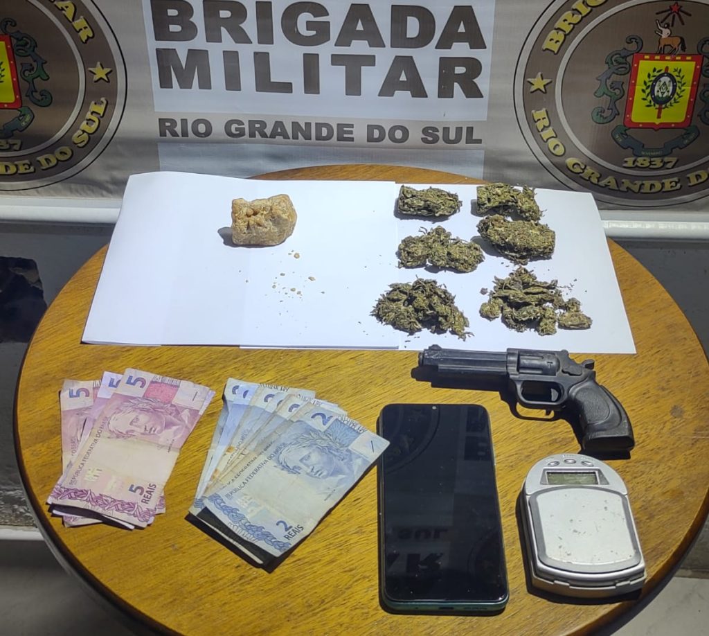 Dupla é presa por tráfico de drogas no bairro Santa Marta, em Canela Dupla é presa por tráfico de drogas no bairro Santa Marta, em Canela