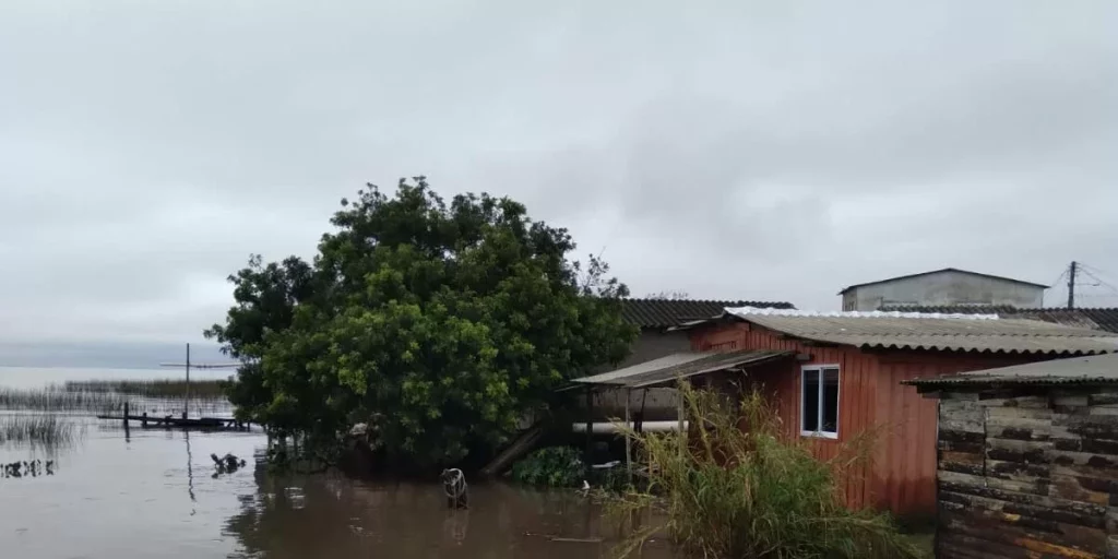 Elevação da água na Lagoa dos Patos obriga 200 pessoas a saírem de casa na região sul
