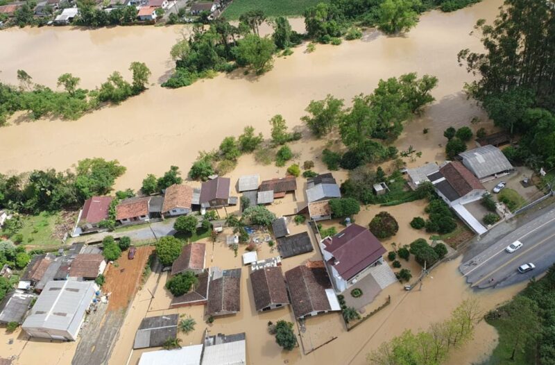 Diante das fortes chuvas, comportas da barragem de Taió, em Santa Catarina, são abertas