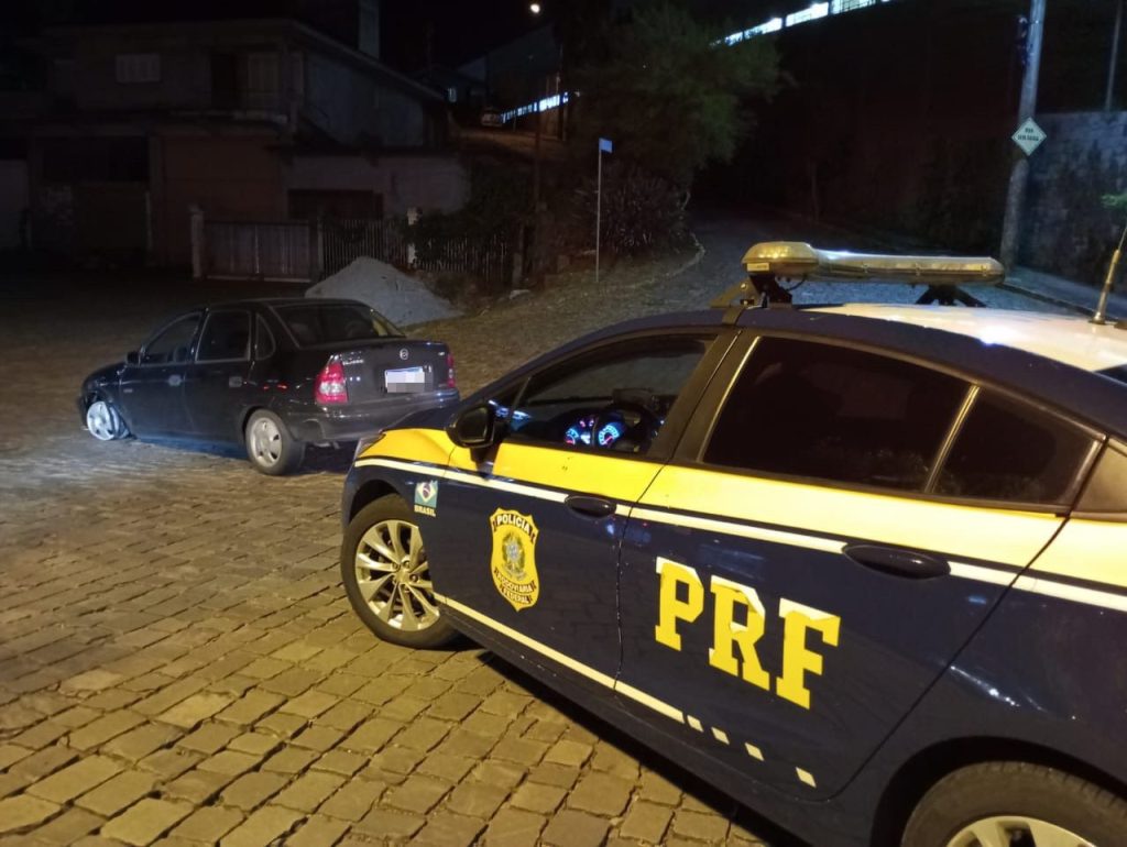Casal é preso pela PRF transportando mais de 160kg de maconha na BR-116, em Vacaria Casal é preso pela PRF transportando mais de 160kg de maconha na BR-116, em Vacaria