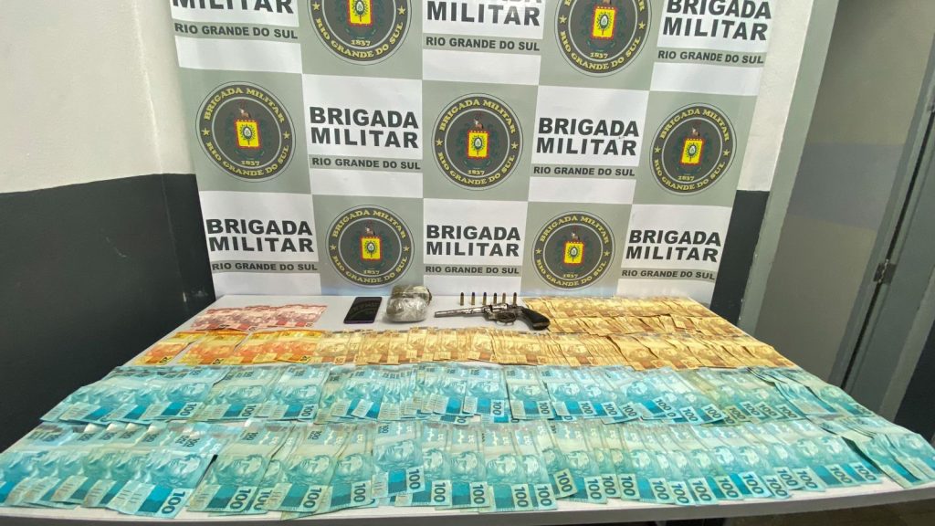 Idoso é preso e adolescente é apreendido por tráfico de drogas e posse de arma em Caxias do Sul Idoso é preso e adolescente é apreendido por tráfico de drogas e posse de arma em Caxias do Sul