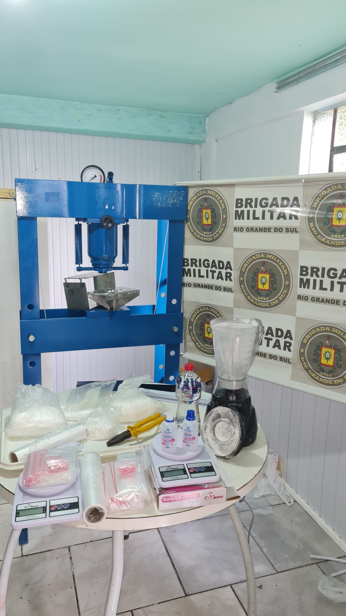 Brigada Militar fecha laboratório de drogas e prende casal, em Guaporé