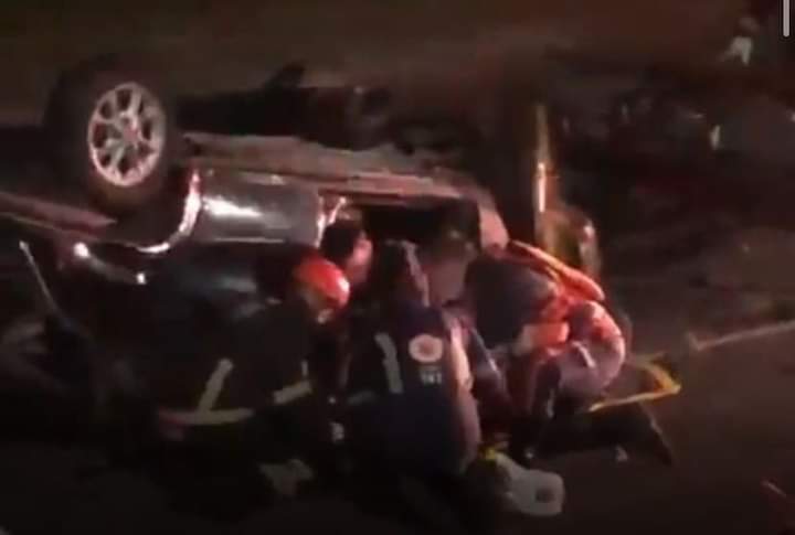Mãe morre, filha de dois anos é arremessada para fora de carro e pai é preso após acidente na RS-118, em Sapucaia do Sul