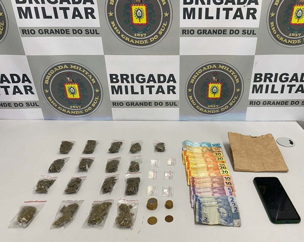 Homem é preso com porções de maconha e cocaína em carro, em Caxias do Sul
