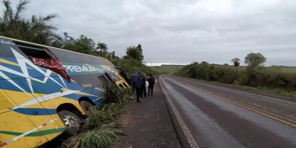 Acidente com ônibus deixa 17 passageiros feridos no Centro do Estado