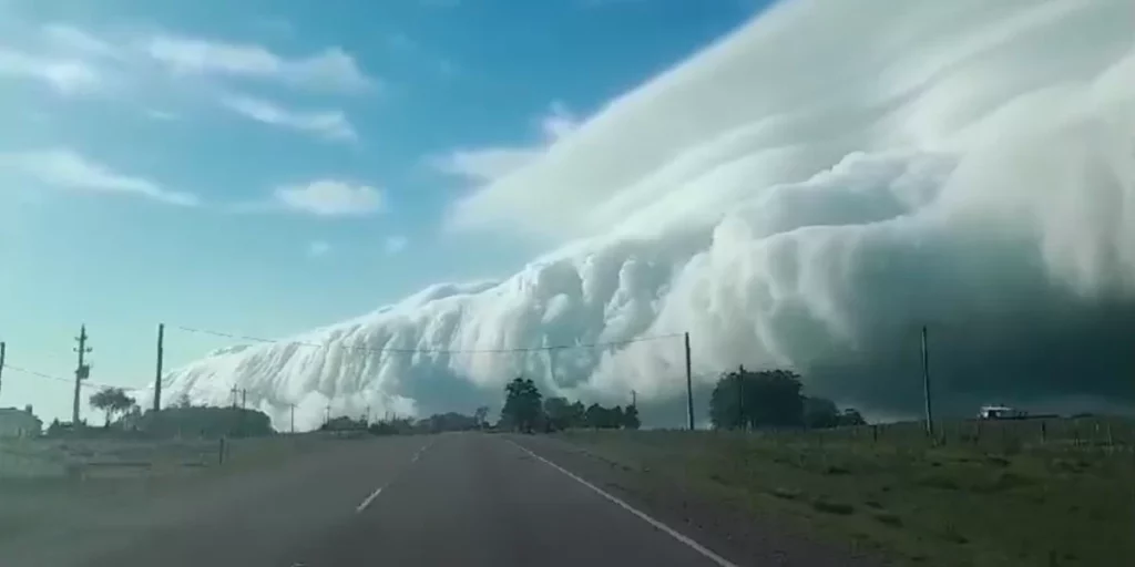 Vídeo mostra "tsunami de nuvens" na fronteira do Uruguai e do Brasil