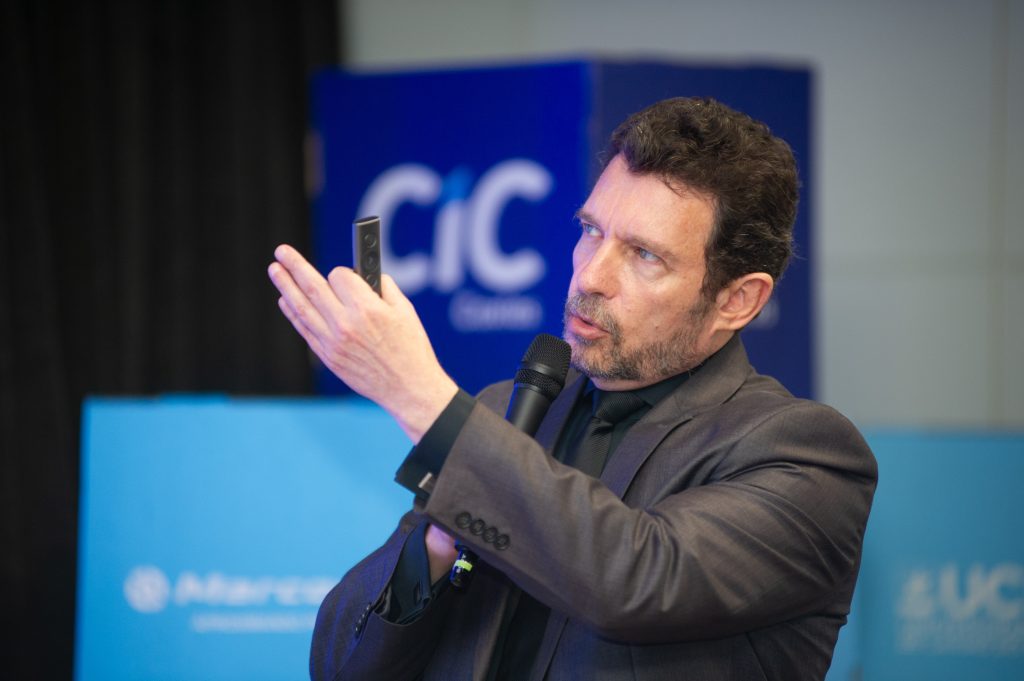 "Políticas diferentes que buscam o mesmo objetivo, vamos poder descobrir qual chega melhor nele", afirma economista sobre a diferença de ideologias entre Brasil e Argentina