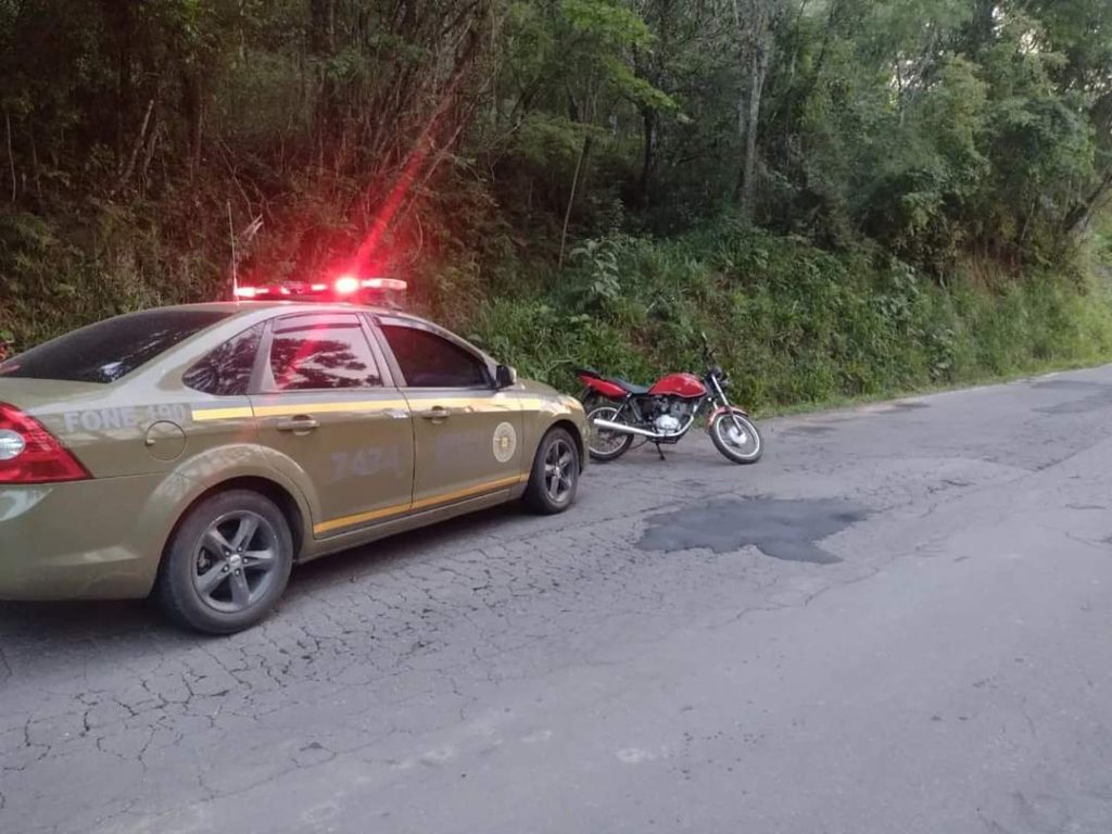 Motociclista é detido pela Brigada Militar após praticar manobras perigosas e tentar fugir de abordagem, em Garibaldi