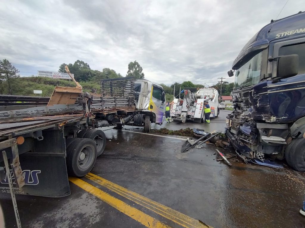 Colisão gera transtornos no trânsito na Rota do Sol, em Caxias do Sul. (Foto: Diego Pereira / Grupo RSCOM)