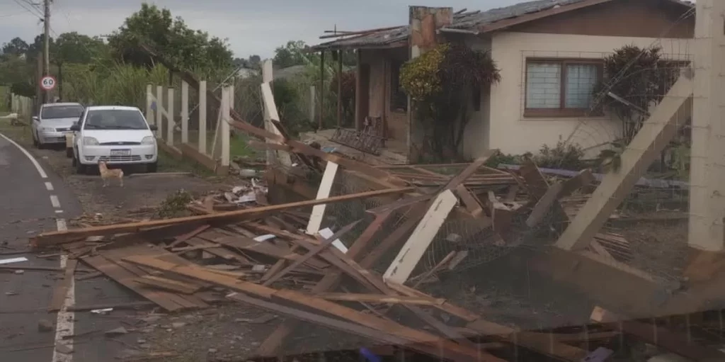Centenas de casas ficam destelhadas em Santo Antônio da Patrulha após temporal