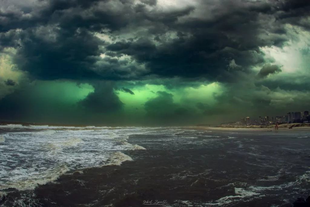 Tsunami meteorológico ocorre na Praia do Cardoso, em Laguna, no Litoral Catarinense