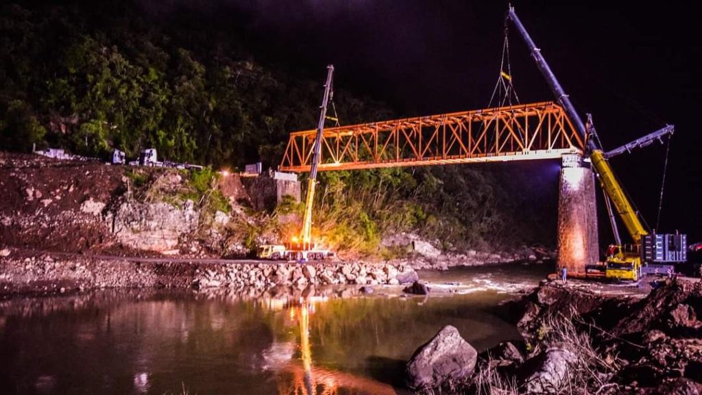 Primeira etapa da Ponte de Ferro é erguida, em Nova Roma do Sul