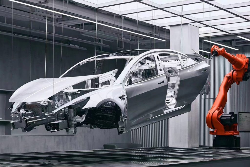 Engenheiro da Tesla é atacado por robô na linha de produção - Foto: Divulgação
