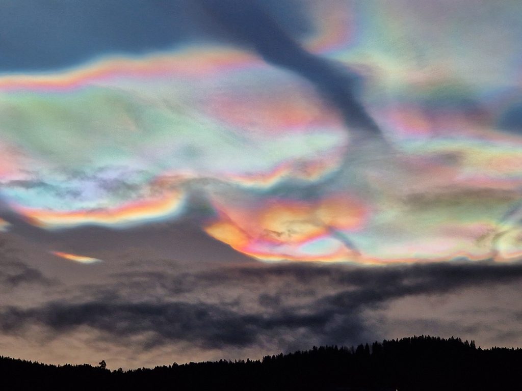 Nuvens polares pintam os céus da Europa. (Foto: Ramune Sapailaite)