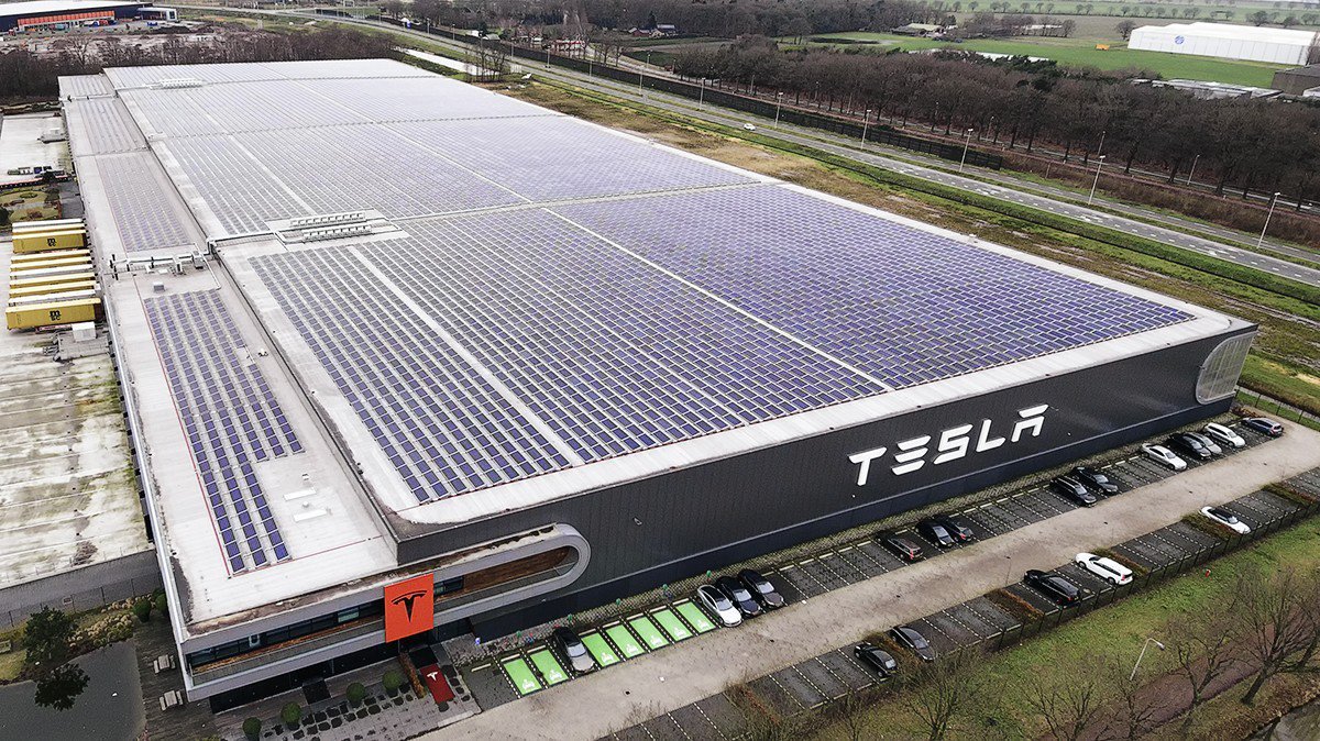 Engenheiro da Tesla é atacado por robô na linha de produção - Foto: Divulgação