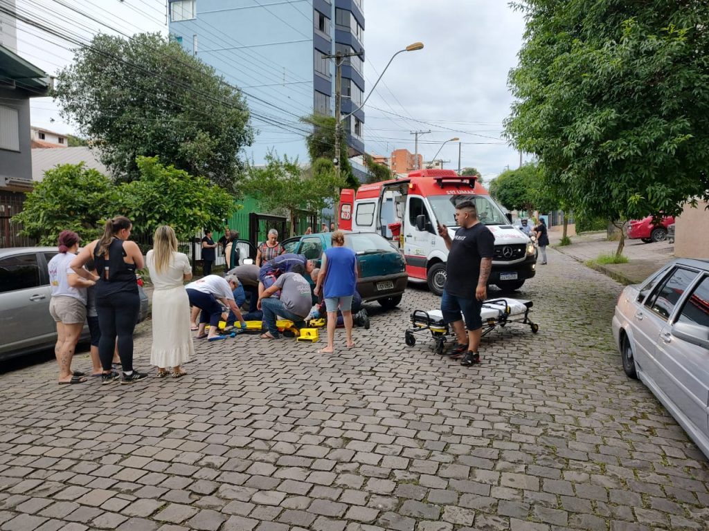 Fiat Palio colide violentamente com Nissan Tiida e deixa condutor ferido em Caxias do Sul