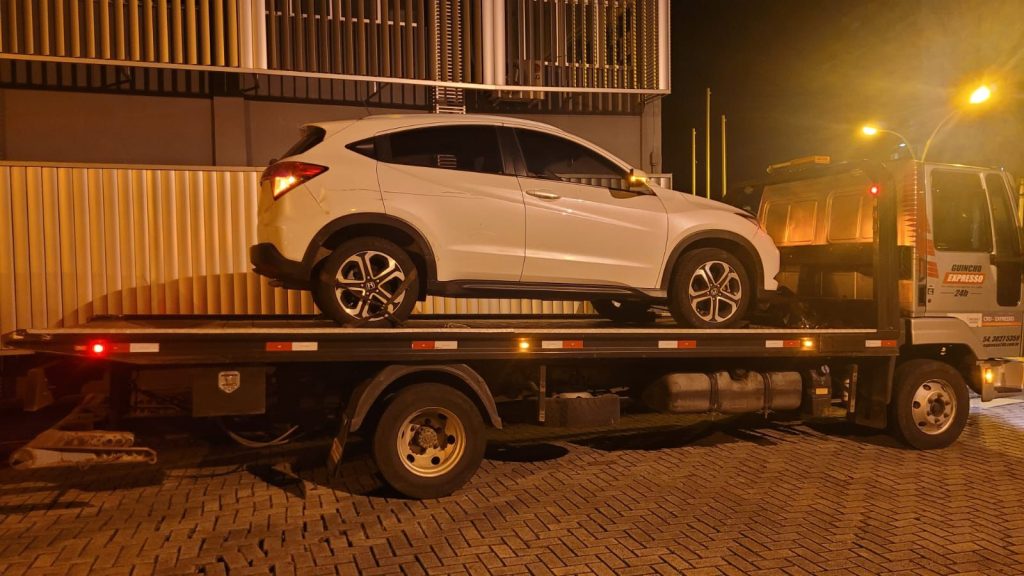 Após 15 quilômetros de perseguição, trio é preso com veículo roubado em Farroupilha